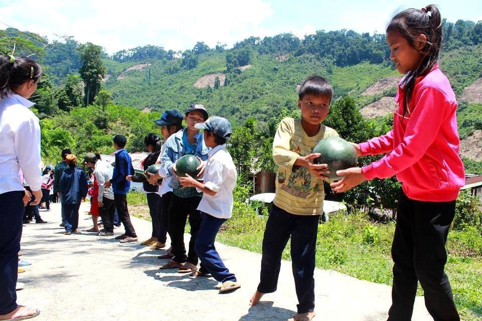 Đem  dưa hấu từ thiện đến với trẻ em vùng cao là một trong những chương trình giàu ý nghĩa nhân văn được nhóm bạn trẻ Đà Nẵng thực hiện những ngày gần đây, dưới sự hỗ trợ của cô Phước Huyền - người mẹ vùng cao - và nhiều tấm lòng hảo tâm khác. Trong ảnh, các em học sinh Trà Dơn (Nam Trà My, Quảng Nam) đang vận chuyển  dưa hấu từ thiện về trường.